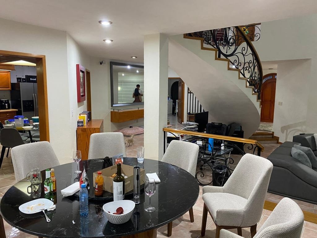 Comedor y escalera antes de la remodelación