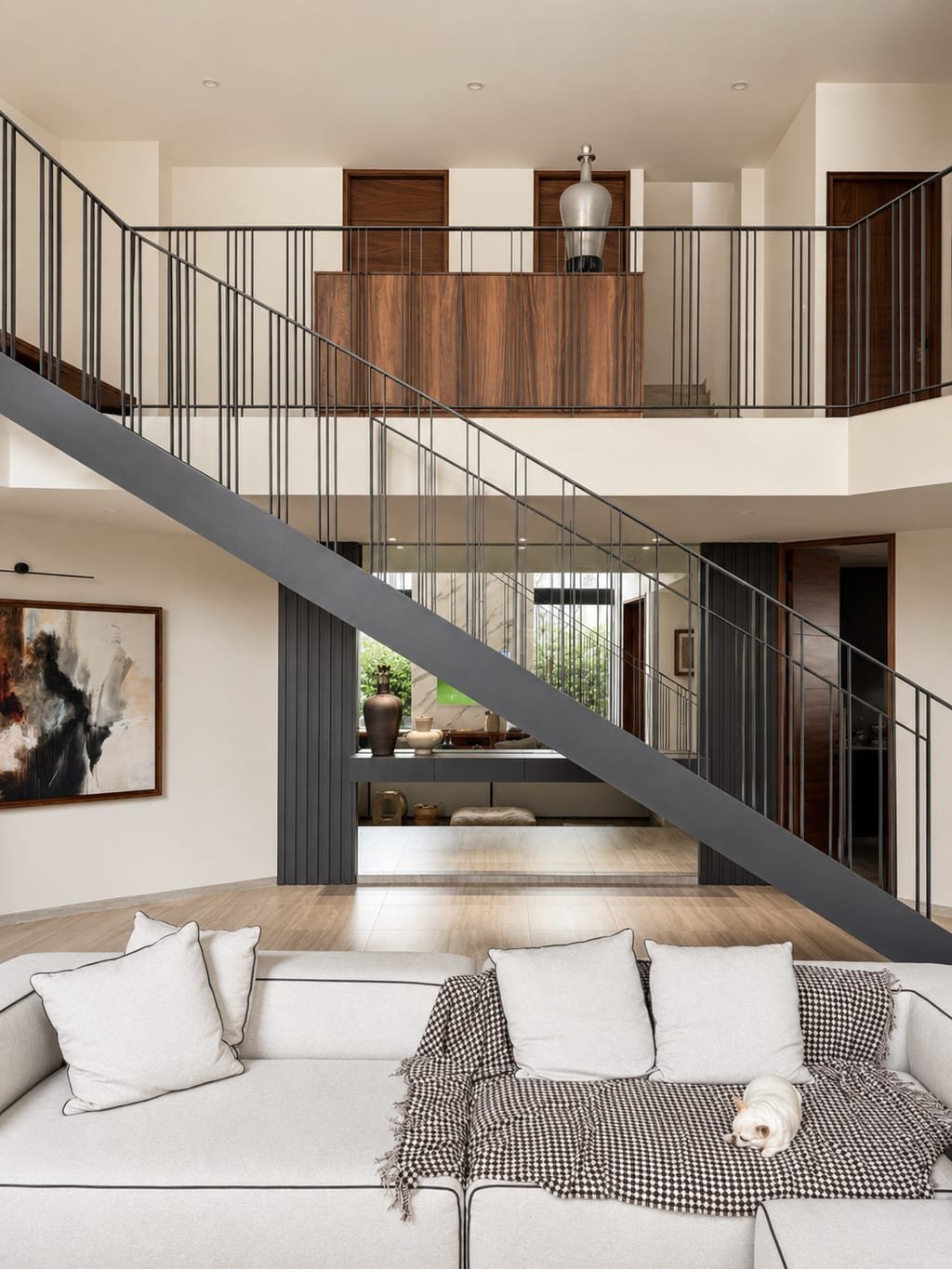 Sala a doble altura con escalera y vacío central