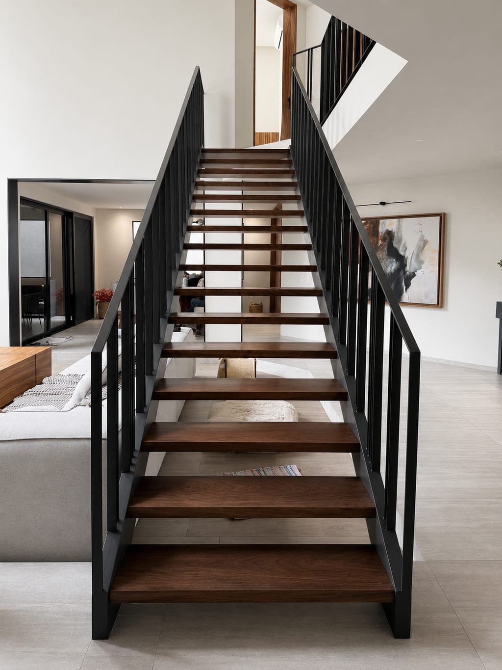 Escalera flotante de madera y herrería negra