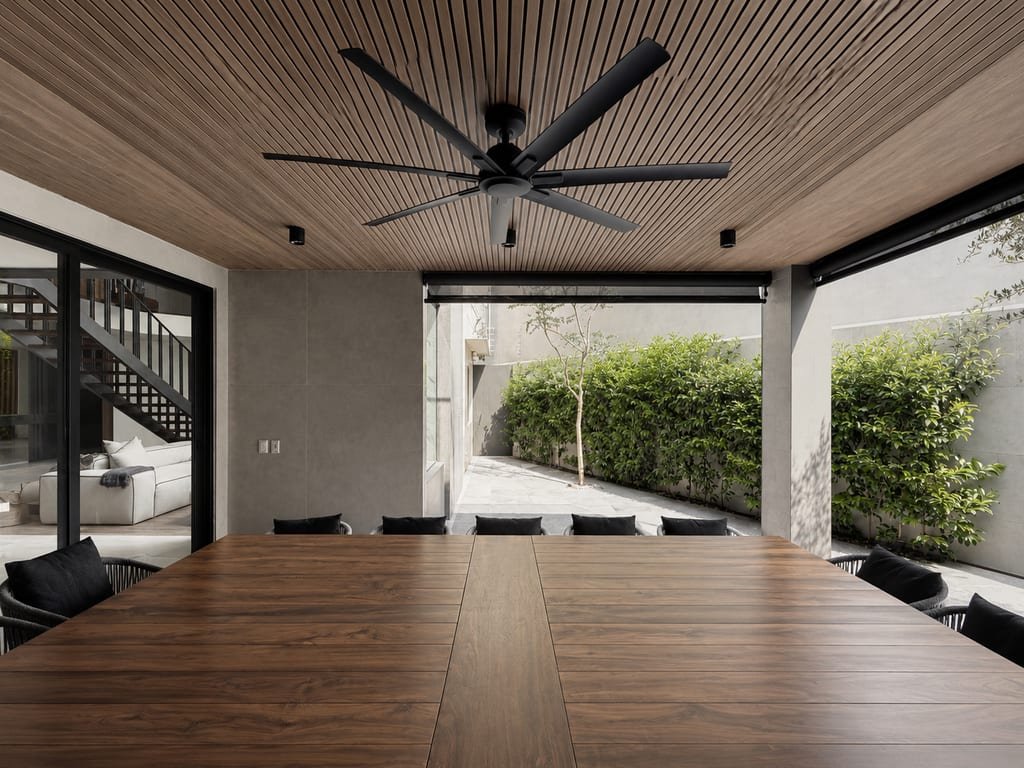 Terraza cubierta con plafón de madera y comedor