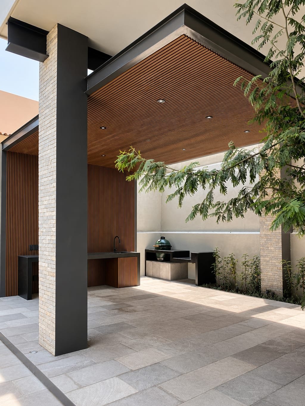 Terraza cubierta de Casa La Palma con plafón de madera y cocina exterior
