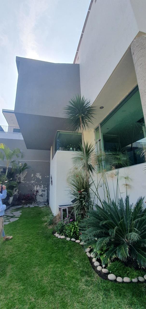 Costado de la casa antes de la remodelación, con el jardín sin definir