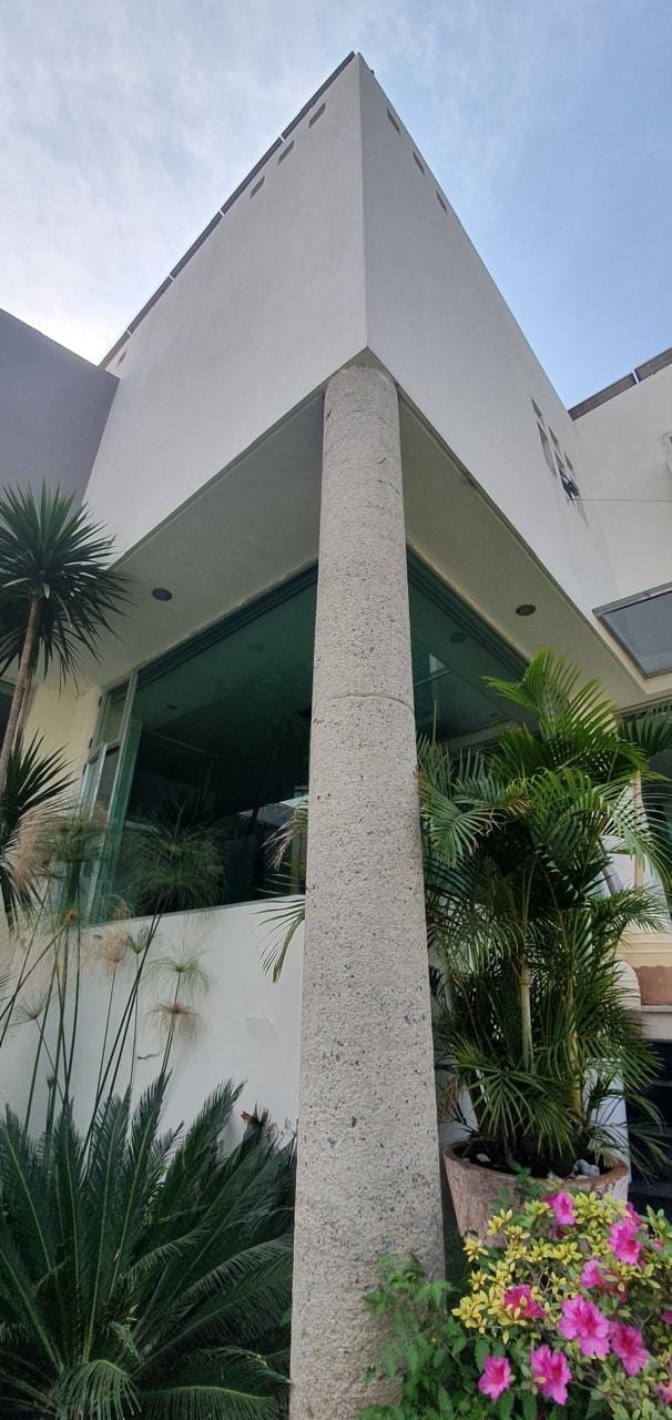 Esquina del volumen original con la columna de piedra a la vista