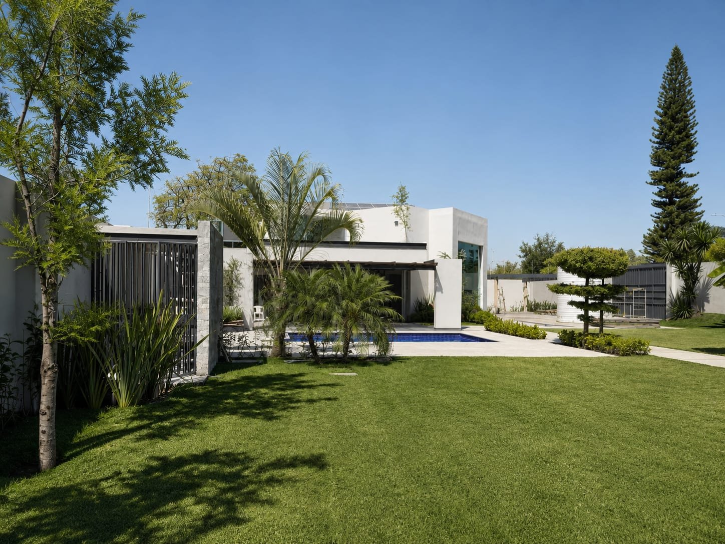 Casa La Blanca, jardín con alberca y arbolado maduro