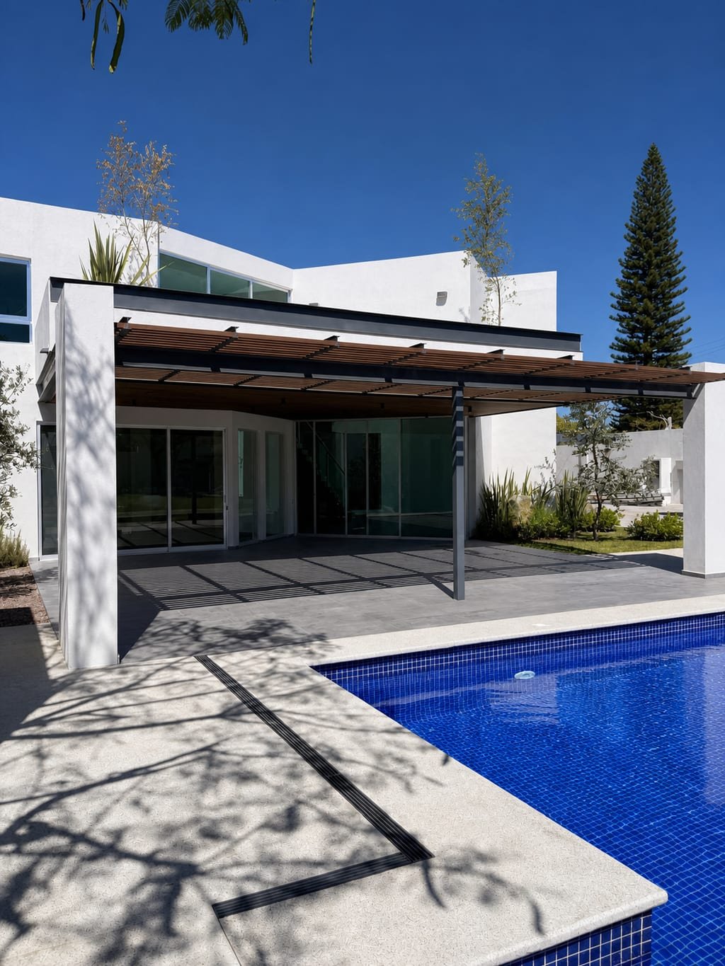 Casa La Blanca, terraza bajo pérgola de madera junto a la alberca