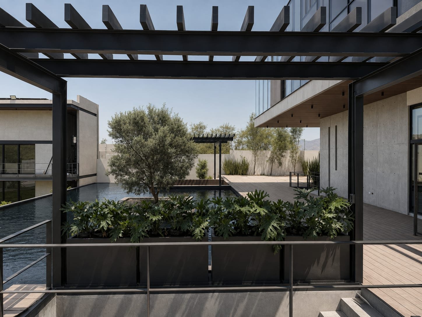 Casa La Pietra, pérgola de acero negro sobre el deck, con el espejo de agua y un olivo al centro del patio