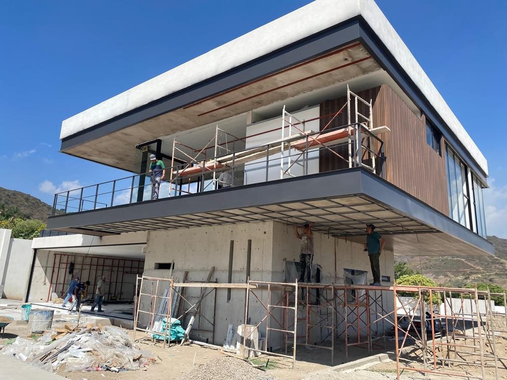 Estructura de la casa con andamios en obra
