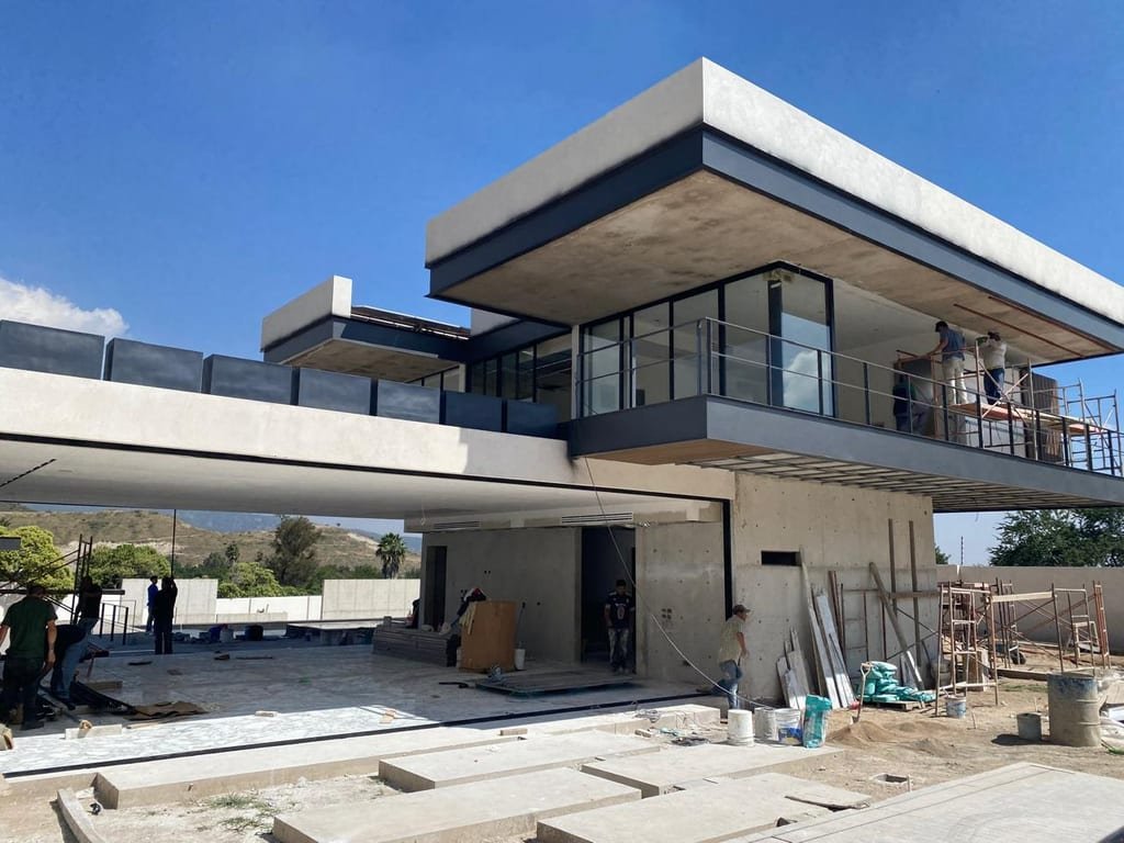 Volumen en voladizo durante la construcción