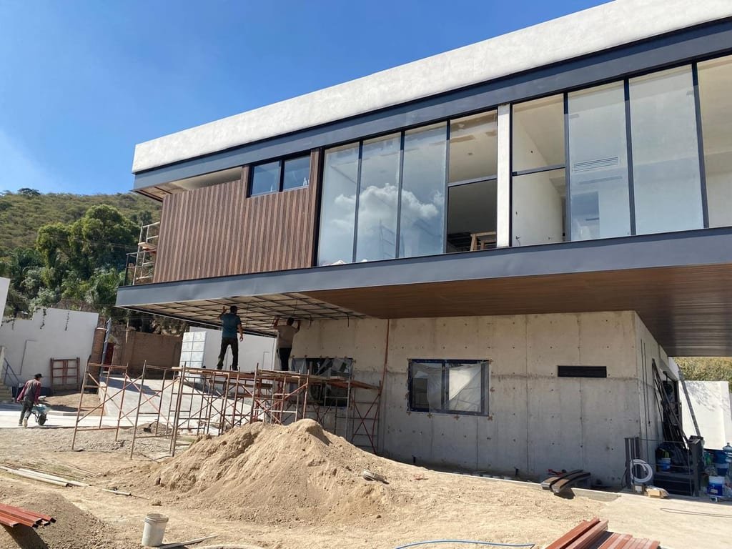 Fachada en proceso de acabados