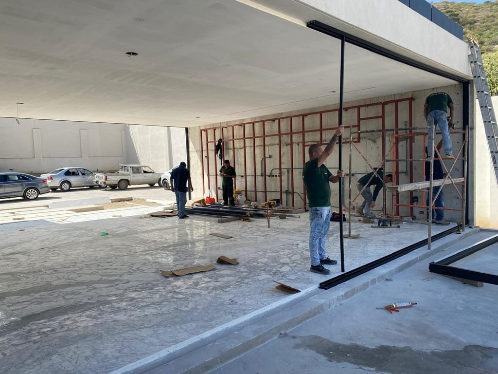 Interior en obra con muros en preparación