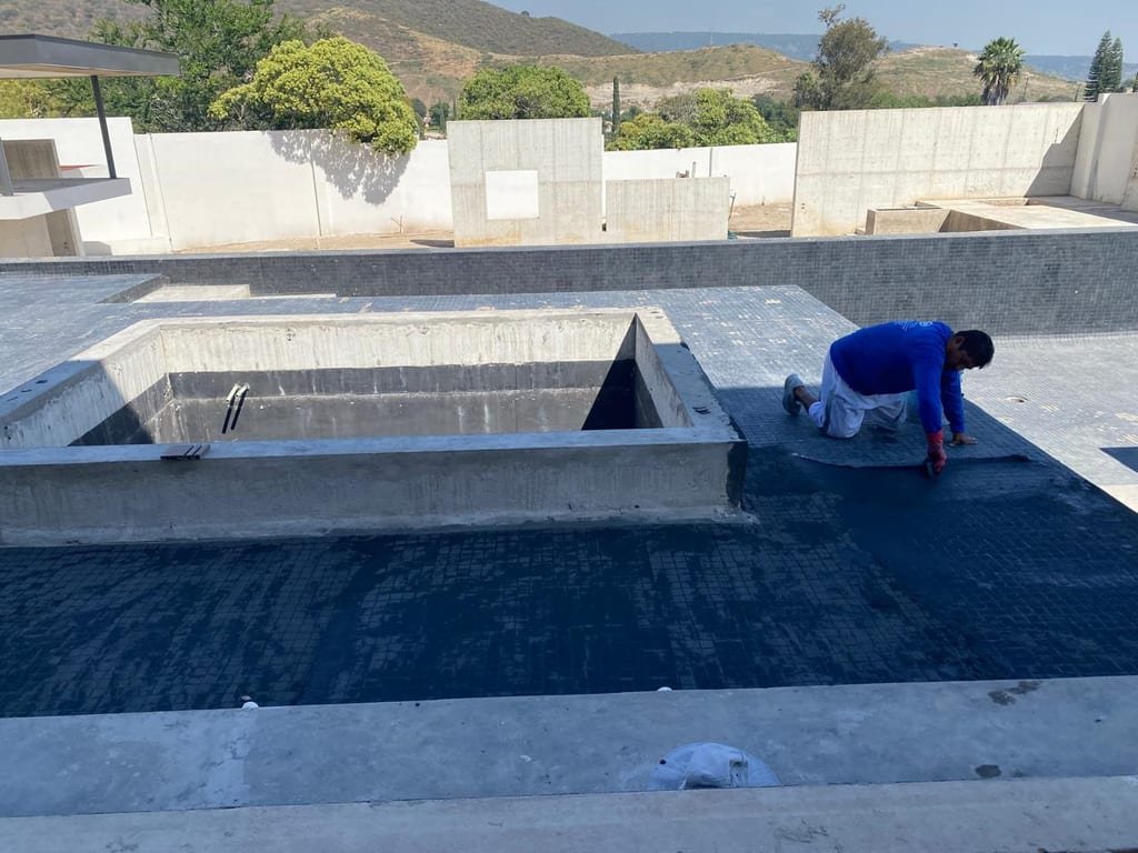 Alberca en construcción