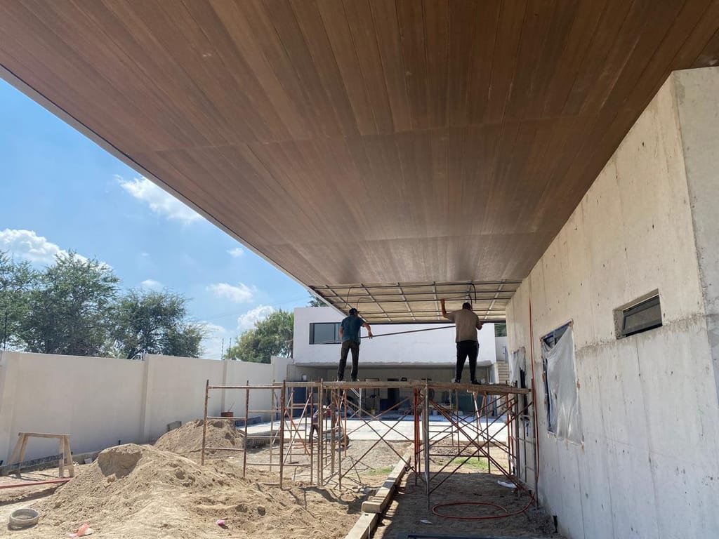 Plafón de madera bajo el voladizo