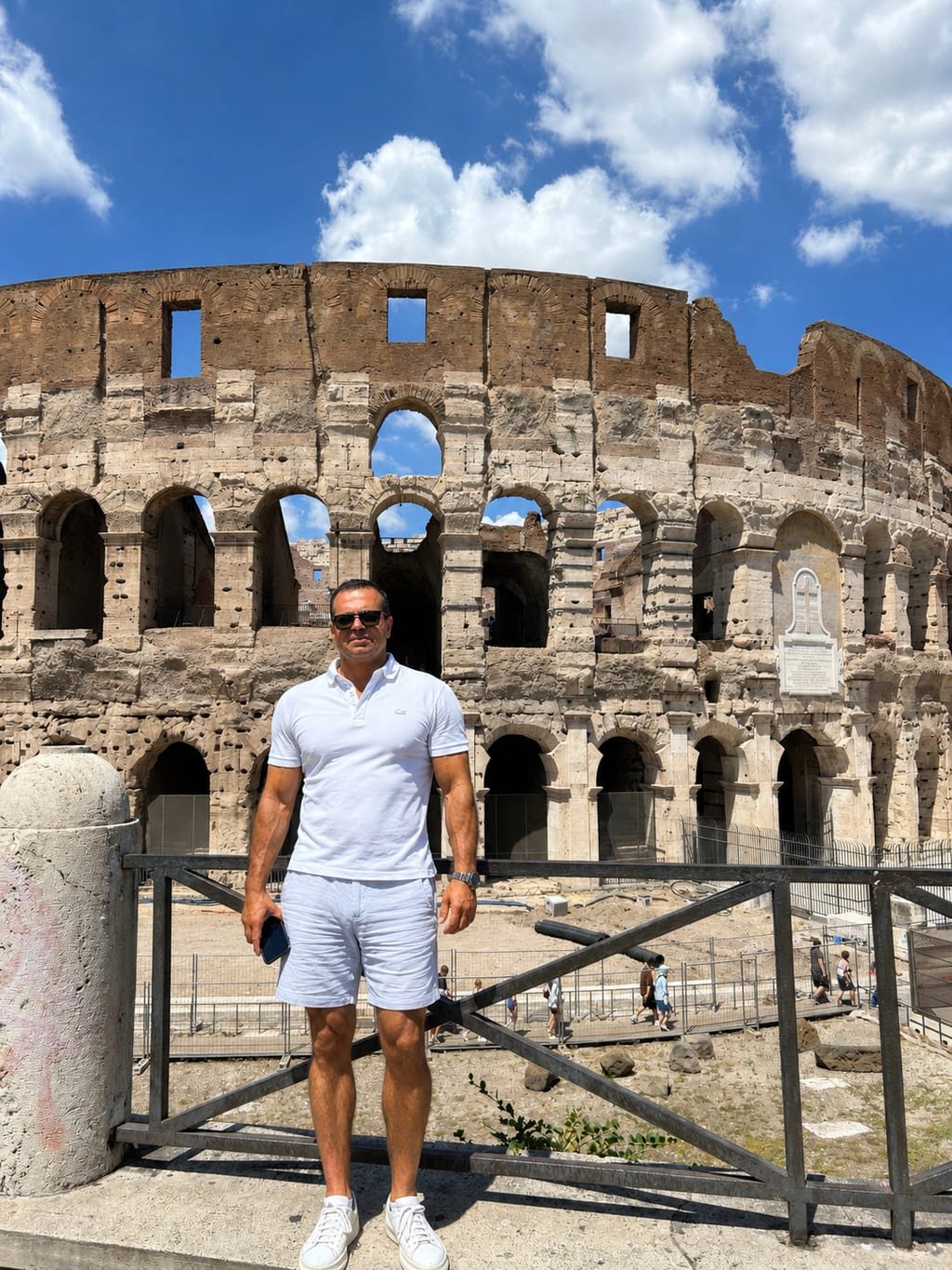 Carlos Alberto Encarnación Verdugo frente al Coliseo de Roma